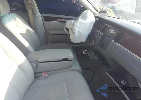 2007 Lincoln Town Car Signature Limited z USA, uszkodzony, nr VIN 1LNHM82W37Y613440